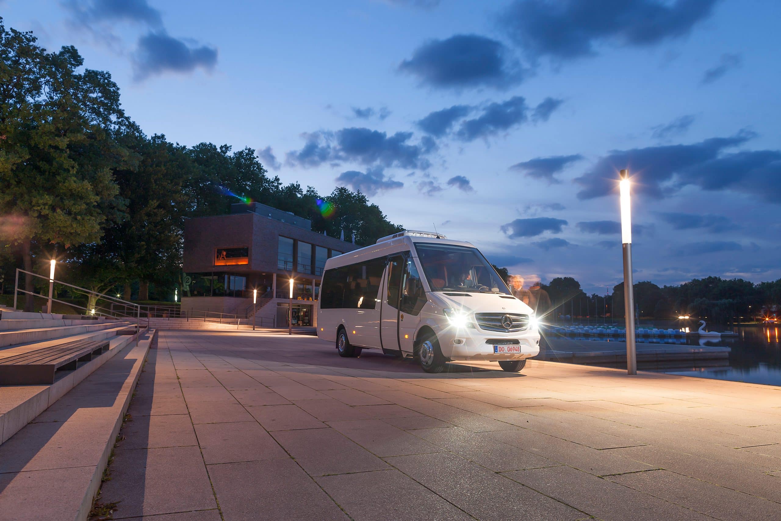 Unbearbeitete Ansicht | Daim­ler Transportation | Bildbearbeitung, Automotive, Landscape, Products/Packaging | Daimler Bus Projektarbeit: Printpostproduction, Lookentwicklung, Retusche | Fotograf: Die Marquardts